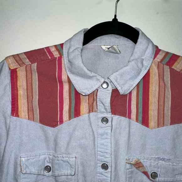 Women's Forever 21 Button Down Shirt M Blue Multi-color Aztec Denim pearl snap - Picture 6 of 8